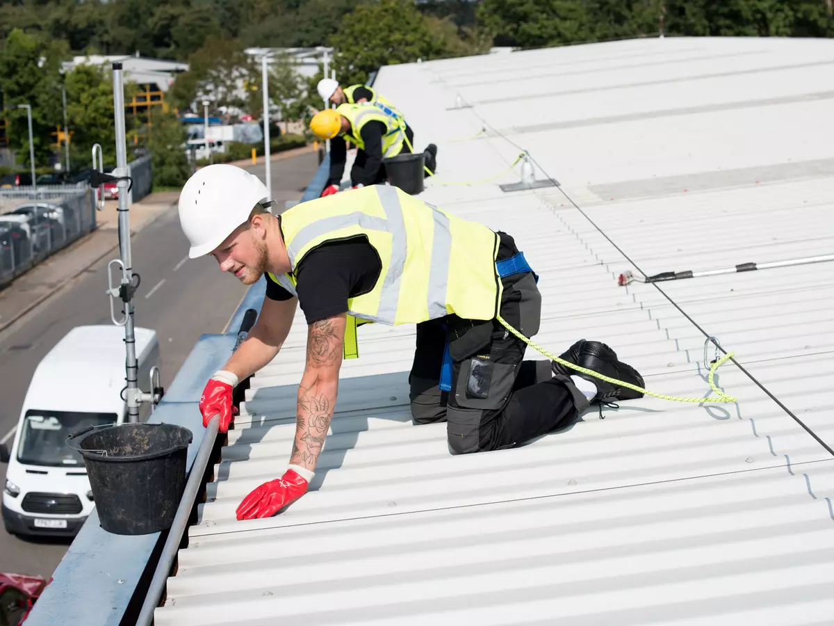 workmen-on-roof-cleaning-gutter